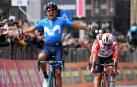 El ciclista ecuatoriano Richard Carapaz del equipo Movistar esprinta para vencer en la cuarta etapa del Giro de Italia.
