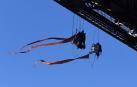 Activistas de la ONG Greenpeace cuelgan del puente en la bahía de Sídney durante una protesta