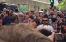 Despedida de Pedro Sánchez de Pamplona con selfies y besos