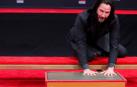 Keanu Reeves inmortaliza sus huellas y su firma en Hollywood
