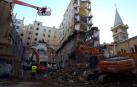 Una gran cizalla arrancó con precisión los tabiques del inmueble