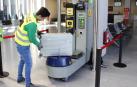 En el aeropuerto de Noáin ya se plastifican maletas