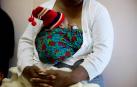 Un bebé con bajo peso en Papúa Nueva Guinea.