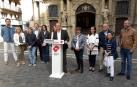 Enrique Maya, candidato de Navarra Suma a la Alcaldía de Pamplona, en un acto en la plaza Consistorial.
