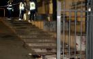 La policía científica inspeccionan el lugar donde un hombre ha apuñalado a su expareja en Granada