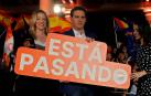 Albert Rivera sostiene un cartel electoral en Valencia.