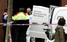 Mossos d'Esquadra y personal de los Servicios Funerarios retiran el cuerpo sin vida del hombre que ha fallecido tiroteado en la calle Comte d'Urgell, en el distrito del Eixample de Barcelona.
