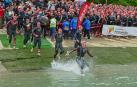 El momento de la salida de la pasada edición de la Half Triathlón, que volverá a comenzar en el pantano de Alloz.