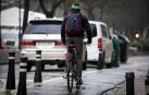 Un hombre en bicicleta, durante una jornada lluviosa en el Paseo Sarasate de Pamplona.