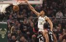Milwaukee Bucks cobran ventaja gracias a un gran Antetokounmpo