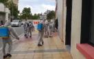 Decena de personas con trajes de fumigar limpian Estella tras pasar Rivera