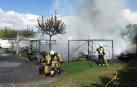 Varios bomberos trabajan en la extinción del fuego en el camping.