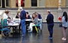 Electores hacen cola para emitir su voto en el Instituto Navarro de Administración Pública.