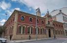 Exterior del Ayuntamiento de Estella, con la sede de Policía Municipal a la izquierda.