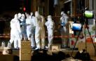 Agentes de la policía forense francesa inspeccionan el lugar de la explosión en Lyon.