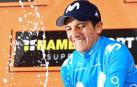 Richard Carapaz celebra su victoria y su liderato en el podio.
