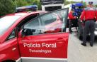 Agentes de Policía Foral, junto al vehículo inmobilizado.