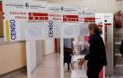 Trabajadores del Ayuntamiento de Pamplona durante la colocación de los paneles, urnas y papeletas en un colegio electoral de la capital navarra.