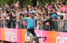 Cataldo reina en Como y Carapaz amplía su liderato tras la caída de Roglic
