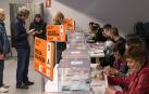 Votantes participando en la elecciones del 26A en un colegio electoral de Navarra