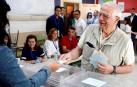 El cabeza de lista del PSOE al Parlamento Europeo, Josep Borrell, ejerciendo su derecho al voto