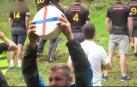 Decenas de participantes se lanzan por una ladera en la clásica carrera del queso de Gloucester
