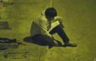 Un niño peruano hace sus deberes con la luz de una farola