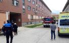 Bomberos, policias municipales y una ambulancia, en el lugar del incendio en Buztintxuri.