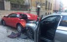 Un coche ha chocado contra otro vehículo que se encontraba aparcado y se han estampado contra la pared de una de las terrazas del Monumento a los Caídos de Pamplona