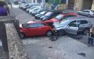 Espectacular accidente con dos coches empotrados contra el muro del bar Rex