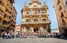 Asistentes a la marcha, en la Plaza Consistorial.
