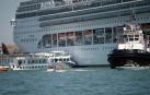 Un crucero choca con un barco turístico en Venecia sin dejar heridos graves