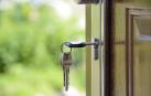 Absuelven a un padre que dejó encerrada en casa a su hija para ir a trabajar