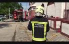 Recogida de los bomberos tras el incendio en el Club de Tenis Pamplona