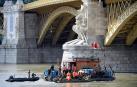 Miembros de un equipo de rescate buscan los restos de las víctimas del naufragio del pasado miércoles en Budapest