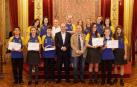 Foto de grupo de la recepción de Manu Ayerdi al alumnado y profesores del Colegio Luis Amigó.