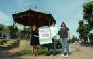 Silvia Cepas, Mario Cornago y Aitziber Imizcoz, con el cartel del festival en el paseo del Prado.