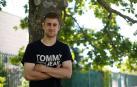 Iván Martínez 'Barbero', delantero de Osasuna Promesas posa apoyado en un árbol del parque Ilargui Enea, junto a Oberena.