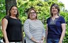 Desde la izda.: Amaia Leránoz, actual presidenta y miembro de la asociación La Majarí; Inés García Pérez, directora territorial de Fundación Secretariado Gitano; y Lydia Almirantearena, expresidenta e integrante de la asociación Lantxotegi.
