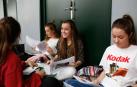 Unas alumnas repasan entre exámenes en los pasillos de la UPNA.