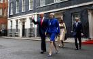 Trump y Theresa May salen del 10 de Downing Street acompañados de sus cónyuges.