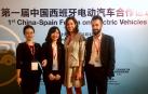 Isabel Carrilero, responsable de la plataforma NaVEAC (Sodena); e Iñaki Arregui, responsable del área de Mecánica de NAITEC, con dos representantes chinas.