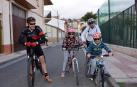 Los vecinos de Ablitas se concentraron el sábado 25 de mayo junto al colegio público San Babil para disfrutar del Día de la Bicicleta. Desde este punto dio inicio la marcha ciclista que llevó a los participantes hasta la Laguna de Lor y la finca de la bodega Pago de Cirsus. Una jornada familiar, deportiva y festiva que estuvo organizada por la Mancomunidad deportiva Navarra sur.