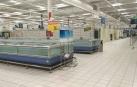 Imagen del hipermercado Carrefour Las Cañas, en Viana, con las estanterías y arcones vacíos.