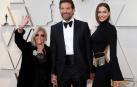 El actor Bradley Cooper junto a su madre y su pareja Irina Shayk en la alfombra roja de los Oscar