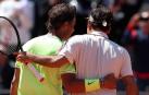 Federer felicita a Nadal tras el partido.
