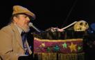 Dr. John, junto a su piano y sus abalorios, en uno de sus conciertos.