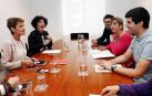 La secretaria general del PSN y candidata a la Presidencia, María Chivite (i), y una delegación de Izquierda-Ezkerra encabezada por Marisa de Simón (2d), en el inicio de la reunión.