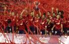 Osasuna recibe la copa de campeón de LaLiga 123