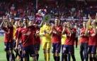 Los jugadores de Osasuna entregan la copa a la afición
